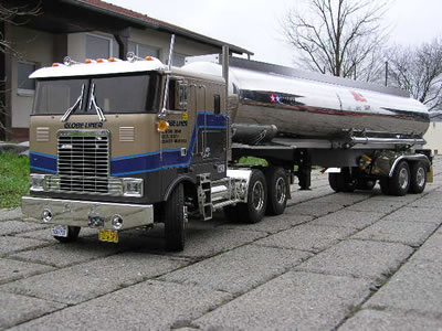 Freightliner Truck mit Tankauflieger