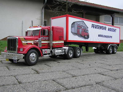 Peterbilt Truck mit Kofferauflieger